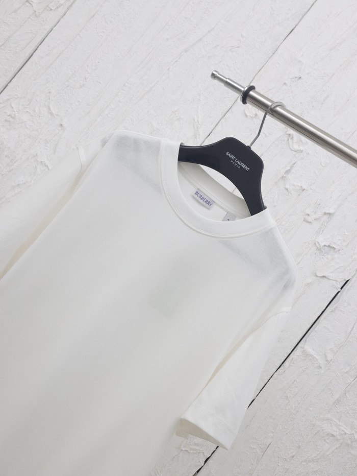累積売上総額第１位！ バーバリー 激安通販 25ss春夏新作裾ラベル丸首半袖Tシャツ