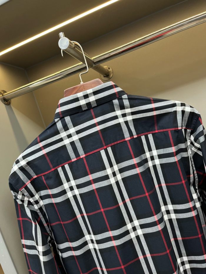 ★超人気 バーバリー 激安通販 胸元の定番アルファベットプリント半袖Tシャツ