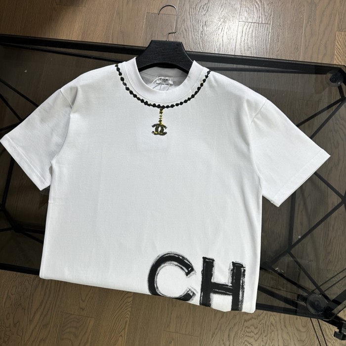 超奇跡の入荷☆ シャネル コピー 2025ネックレスロゴ柄ラウンドネックコットンTシャツ半袖2色