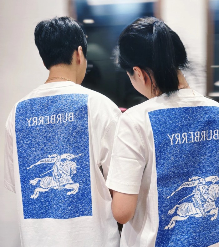 【話題商品！】バーバリー スーパーコピー 25 ss反印騎士ブルー戦馬プリントラウンドネックカップル半袖Tシャツ