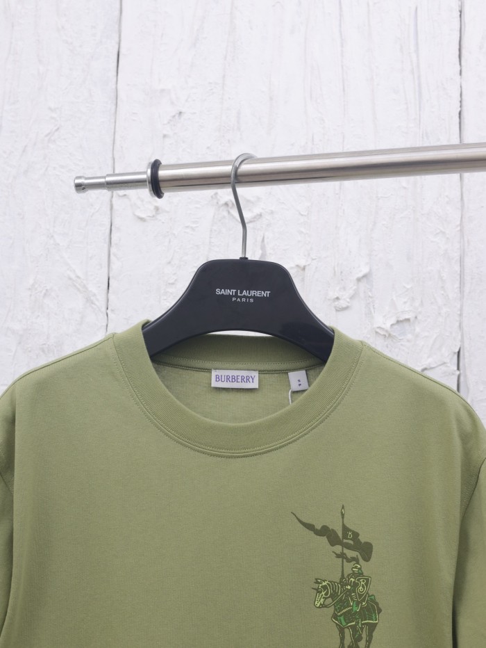 入手困難 バーバリー スーパーコピー 25ss春夏新作ロゴ馬術騎士プリント丸首Tシャツ