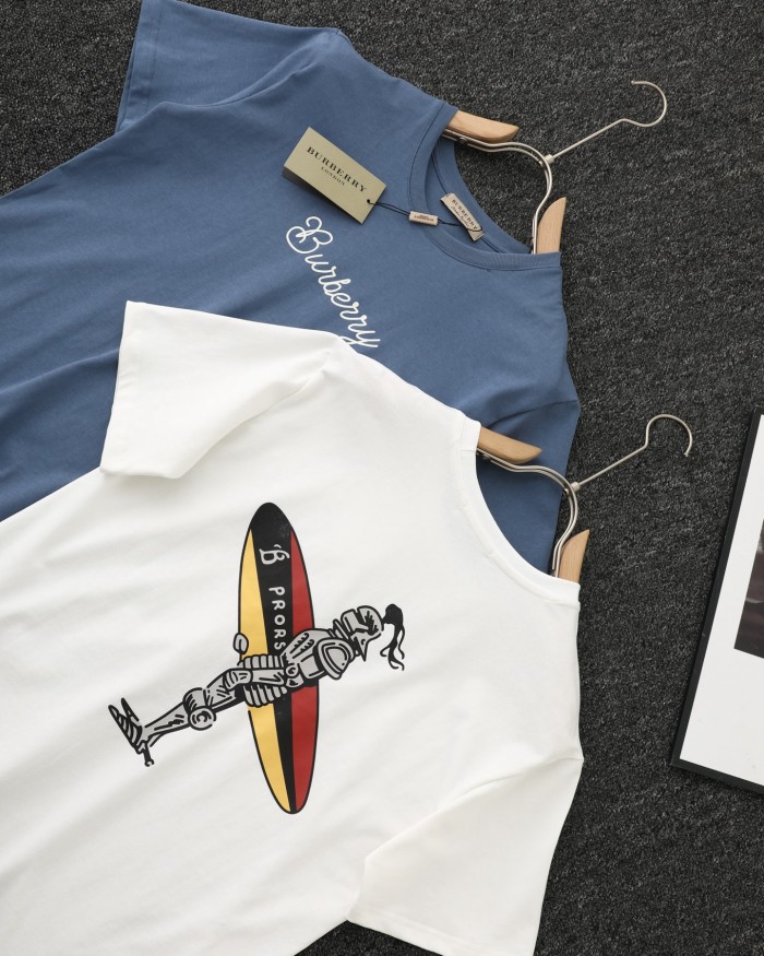 日本未入荷 バーバリー コピー スケッチプラカードプリント夏の丸首半袖Tシャツ2色