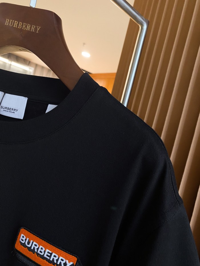 【話題商品！】 バーバリー 激安偽物 マイクロロゴ入りコットンのゆったり半袖Tシャツ