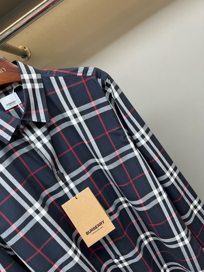 ★超人気 バーバリー 激安通販 胸元の定番アルファベットプリント半袖Tシャツ