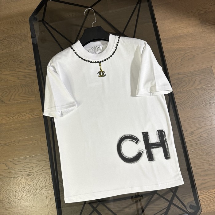 超奇跡の入荷☆ シャネル コピー 2025ネックレスロゴ柄ラウンドネックコットンTシャツ半袖2色