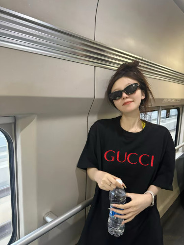 大人気 グッチ スーパーコピー 刺繍アルファベットロゴ半袖Tシャツ