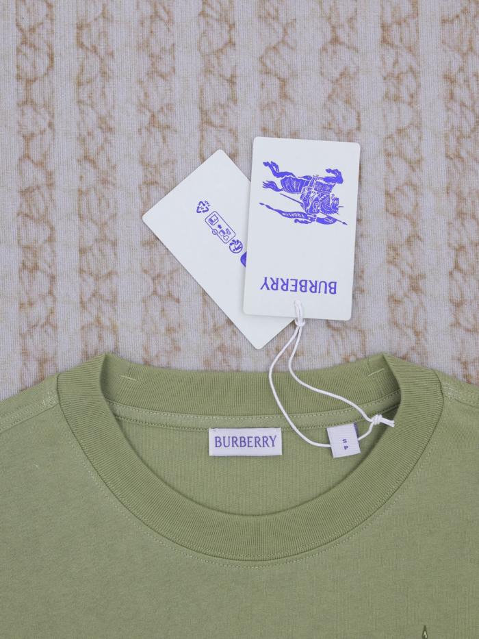 入手困難 バーバリー スーパーコピー 25ss春夏新作ロゴ馬術騎士プリント丸首Tシャツ