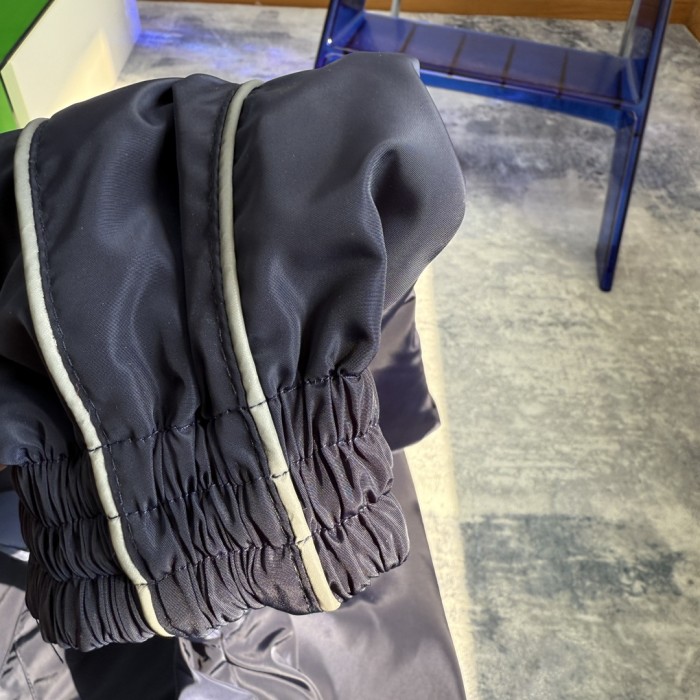一目惚れ♪ バレンシアガ コピーおすすめ の制服レザーFW 25ロゴ刺繍ハイネックフリル長袖ジャケット