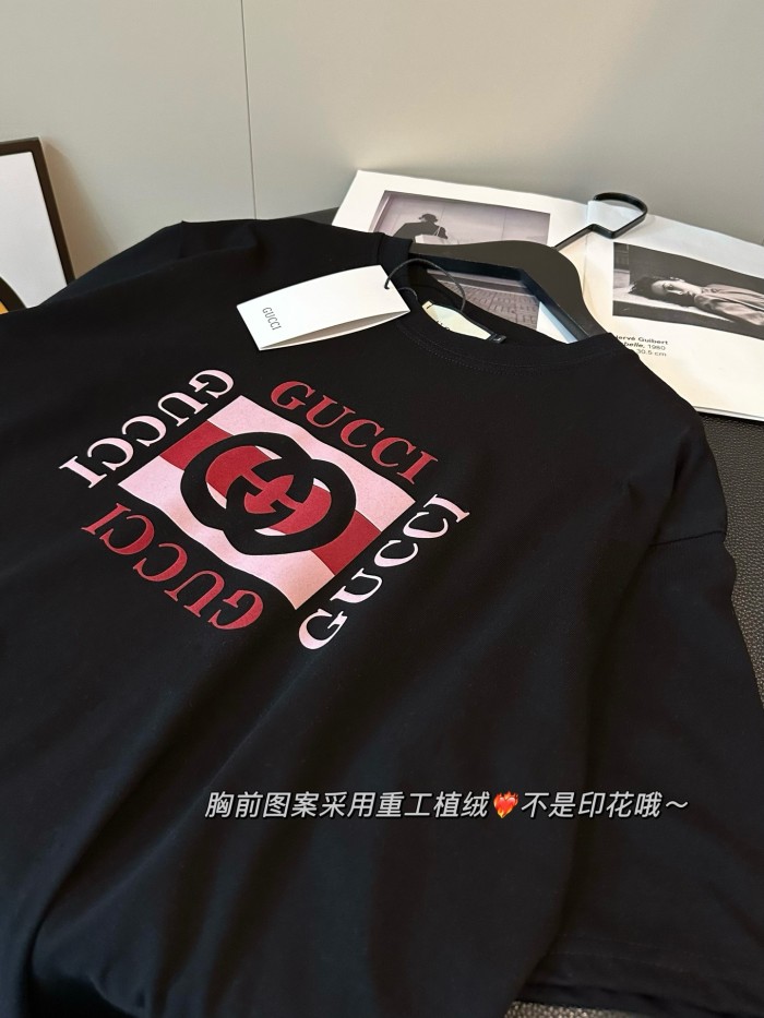 ★超人気 グッチ コピー 重工植毛ロゴ半袖Tシャツ