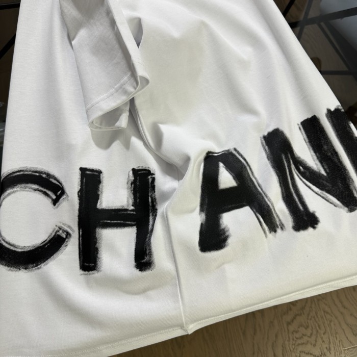 超奇跡の入荷☆ シャネル コピー 2025ネックレスロゴ柄ラウンドネックコットンTシャツ半袖2色