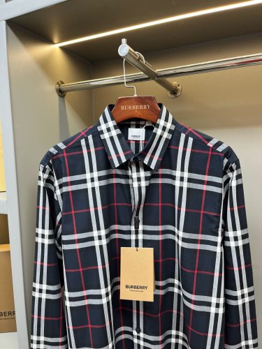 ★超人気 バーバリー 激安通販 胸元の定番アルファベットプリント半袖Tシャツ