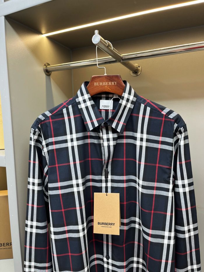 ★超人気 バーバリー 激安通販 胸元の定番アルファベットプリント半袖Tシャツ