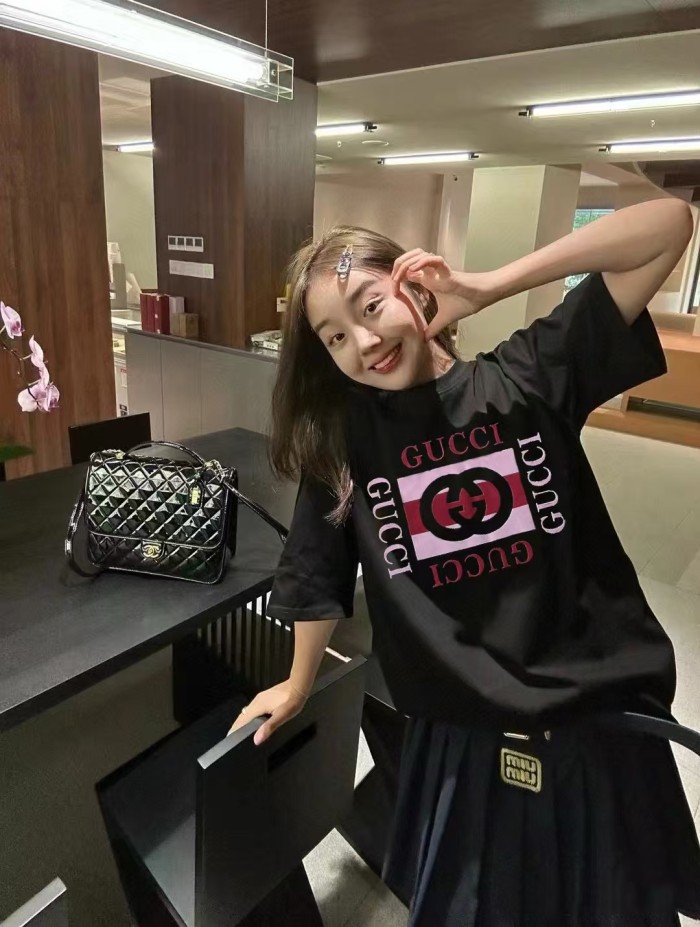 ★超人気 グッチ コピー 重工植毛ロゴ半袖Tシャツ