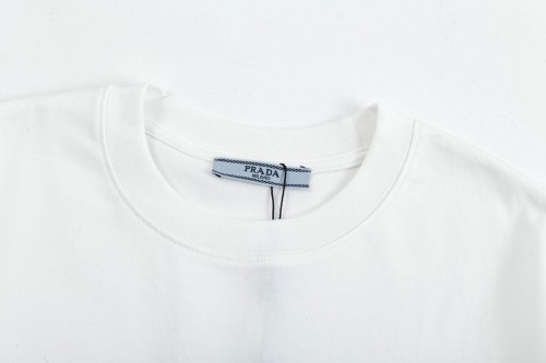 超奇跡の入荷☆ プラダ スーパーコピー 横縞綴じアルファベットプリント半袖Tシャツ