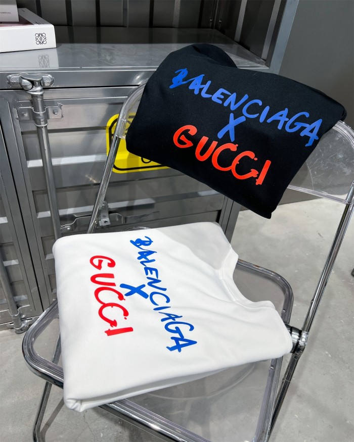 ★超人気 グッチ スーパーコピー gucci x Balenciaga連名シリーズスタイリッシュな丸首のガーターコート2色