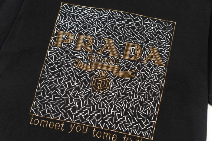【話題商品！】プラダ 偽物通販  大文字三角スケールドリル半袖Tシャツ