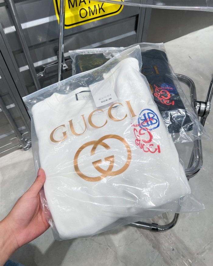 ★超人気 グッチ スーパーコピー gucci x Balenciaga連名シリーズスタイリッシュな丸首のガーターコート2色