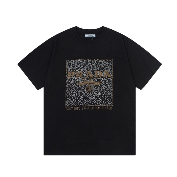【話題商品！】プラダ 偽物通販  大文字三角スケールドリル半袖Tシャツ