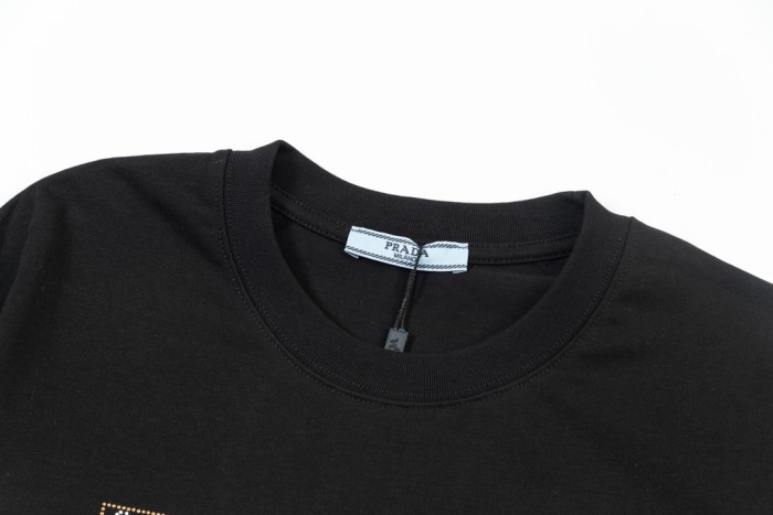 【話題商品！】プラダ 偽物通販  大文字三角スケールドリル半袖Tシャツ