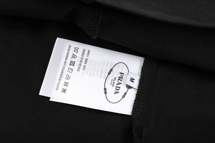 新作 プラダ コピー 横縞綴じアルファベットプリント半袖Tシャツ