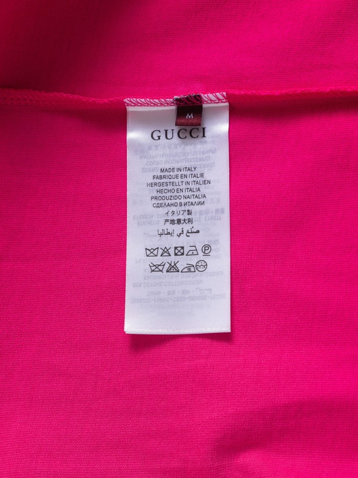 入手困難 グッチ 偽物通販  胸ダブルの文字の刺繍🪡ロゴ襟カフススプライシングＴシャツ