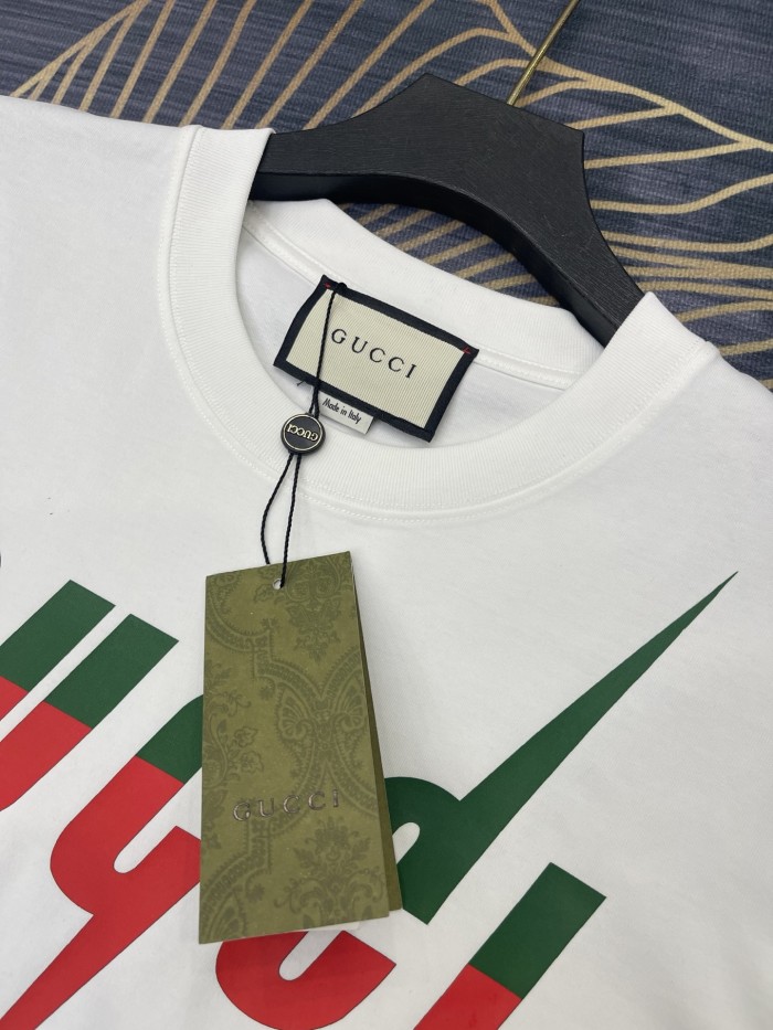 超話題! グッチ 激安通販 2025春夏新作プリントアルファベットロゴラウンドネック半袖Tシャツ2色