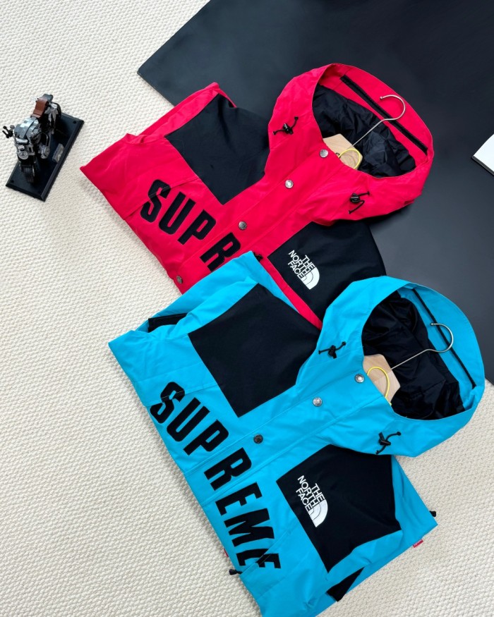 稀少 シュプリーム  コピーおすすめ Supreme✘The North Face連名刺繍アルファベット連帽突撃衣2色