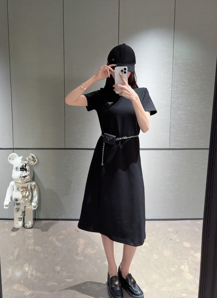 ★超人気 プラダ コピー 25早春の三角バッグワンピース2色