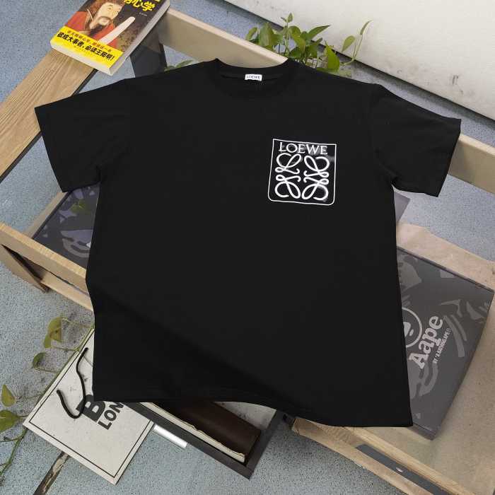 日本未入荷 ロエベ コピー 2025新型刺繍偽ポケット発泡ぼかしロゴ柄プリントカジュアルカップルゆったり半袖Tシャツ2色