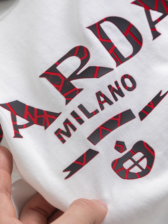 稀少 プラダ 激安偽物 胸元のクラシックな立体破裂アルファベットオフセットロゴプリント半袖Tシャツ