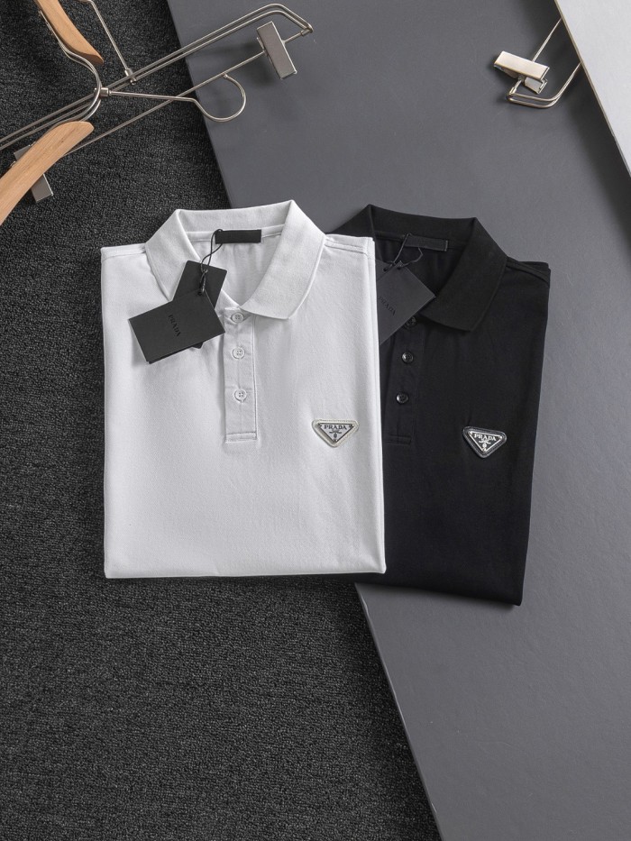 日本未入荷 プラダ 偽物通販  胸の金属三角標の右側に赤い皮のステッチ刺繍を施した半袖Tシャツ