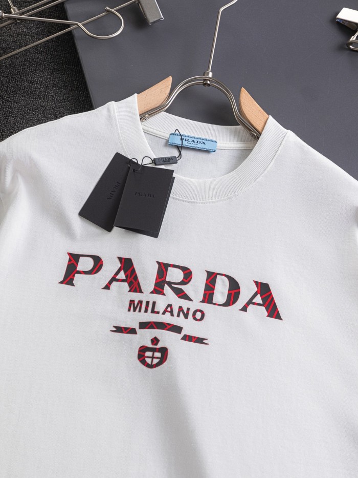 稀少 プラダ 激安偽物 胸元のクラシックな立体破裂アルファベットオフセットロゴプリント半袖Tシャツ