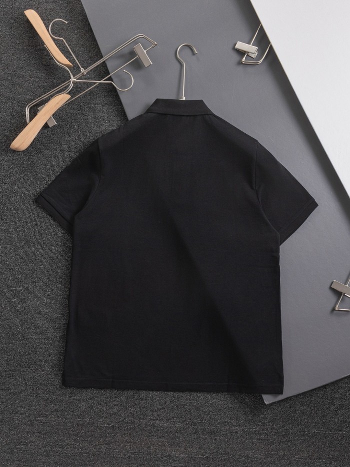 日本未入荷 プラダ 偽物通販  胸の金属三角標の右側に赤い皮のステッチ刺繍を施した半袖Tシャツ