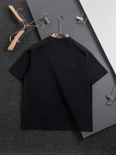 大人気 プラダ n級品 胸元のクラシックな立体破裂アルファベットオフセットロゴプリント半袖Tシャツ