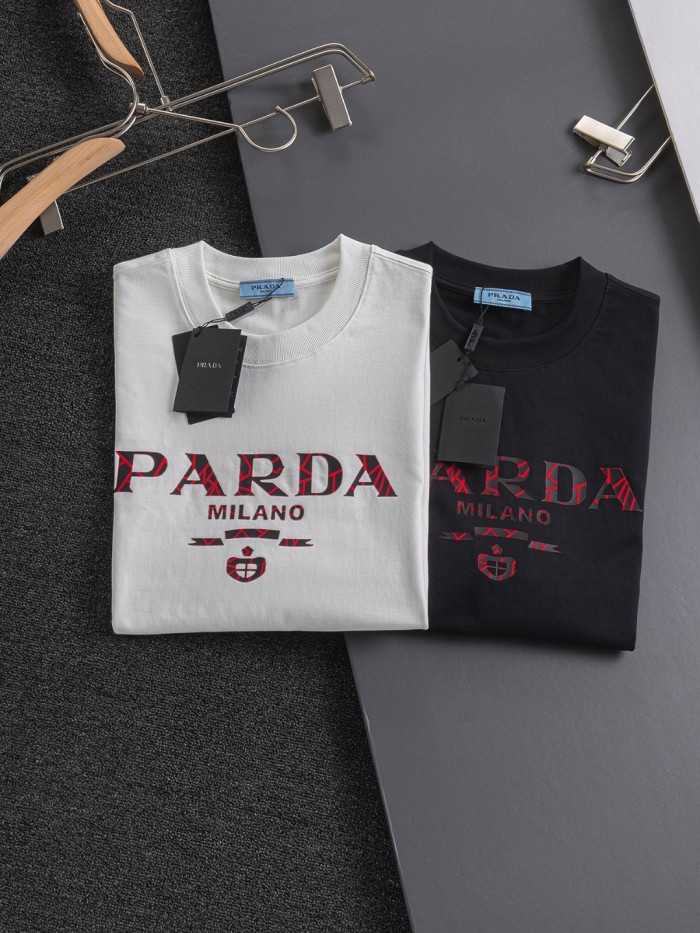大人気 プラダ n級品 胸元のクラシックな立体破裂アルファベットオフセットロゴプリント半袖Tシャツ