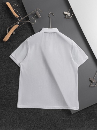 【限定】プラダ コピーおすすめ 胸の金属三角標の右側に赤い皮のステッチ刺繍を施した半袖Tシャツ