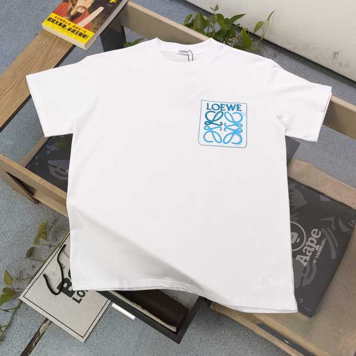 日本未入荷 ロエベ コピー 2025新型刺繍偽ポケット発泡ぼかしロゴ柄プリントカジュアルカップルゆったり半袖Tシャツ2色