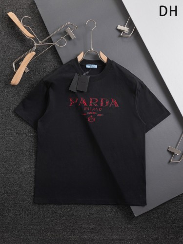 大人気 プラダ n級品 胸元のクラシックな立体破裂アルファベットオフセットロゴプリント半袖Tシャツ