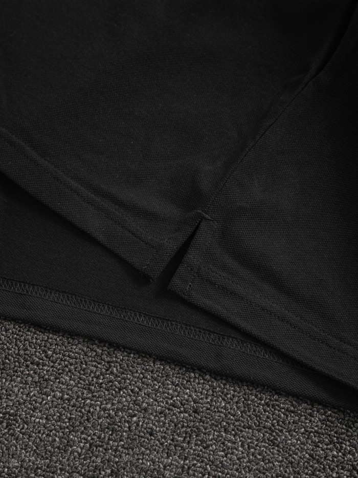 日本未入荷 プラダ 偽物通販  胸の金属三角標の右側に赤い皮のステッチ刺繍を施した半袖Tシャツ
