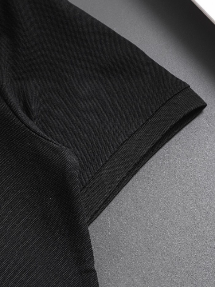日本未入荷 プラダ 偽物通販  胸の金属三角標の右側に赤い皮のステッチ刺繍を施した半袖Tシャツ