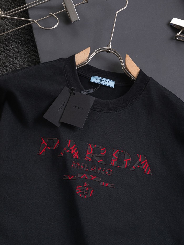 大人気 プラダ n級品 胸元のクラシックな立体破裂アルファベットオフセットロゴプリント半袖Tシャツ