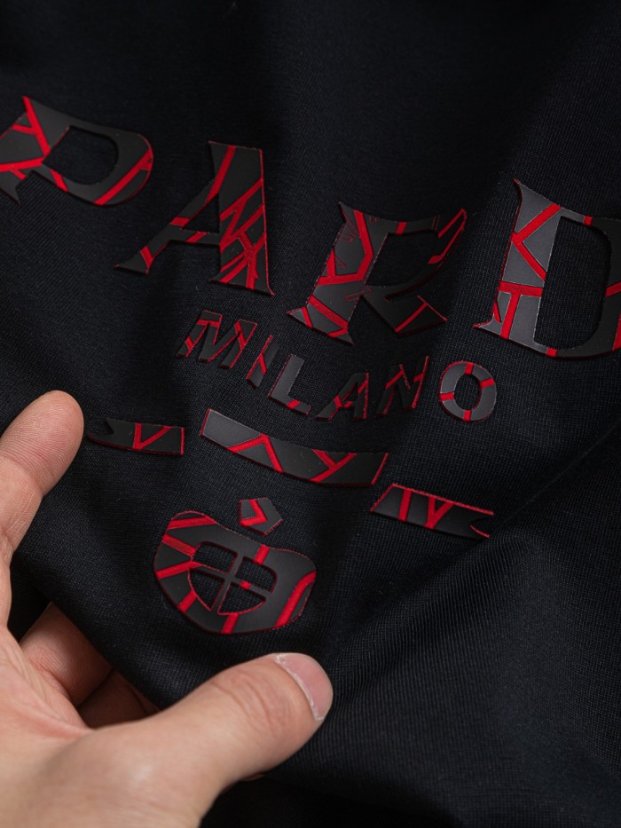 大人気 プラダ n級品 胸元のクラシックな立体破裂アルファベットオフセットロゴプリント半袖Tシャツ