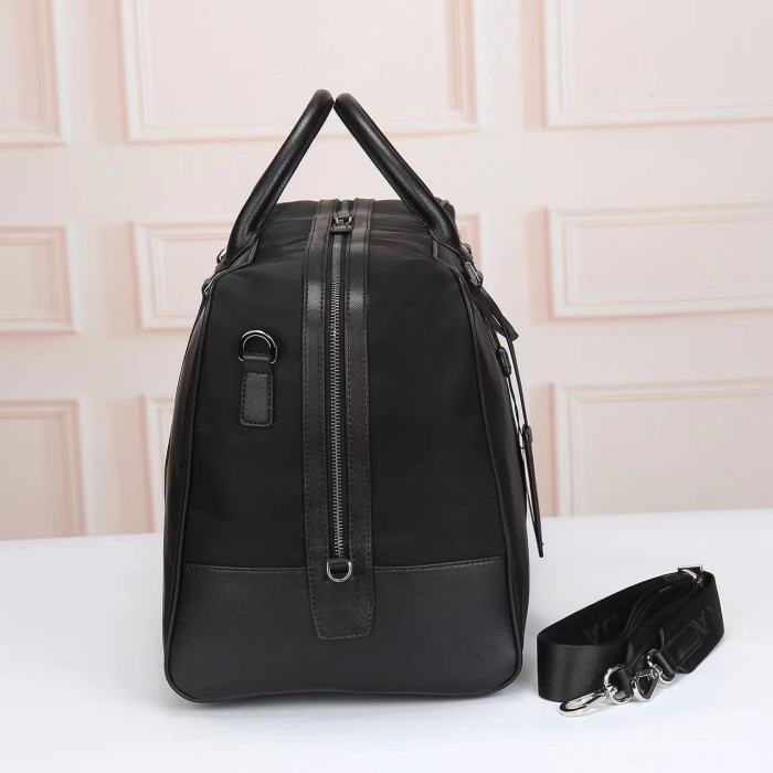 日本未入荷 プラダ コピー メンズ リュックバック