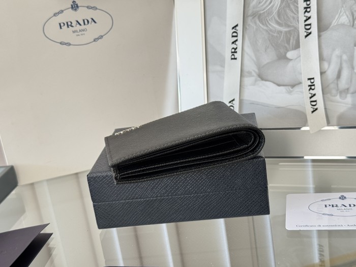 日本未入荷 プラダ 激安偽物 短財布
