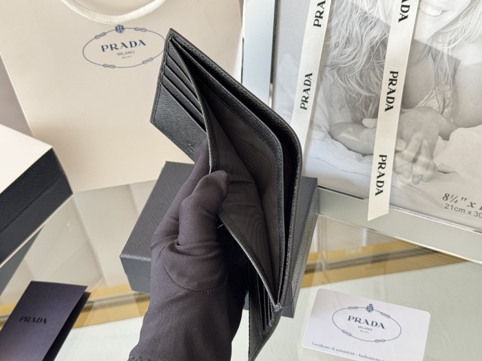 新作 プラダ 激安通販 短財布