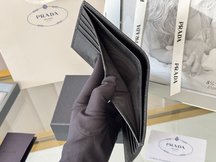 日本未入荷 プラダ 激安偽物 短財布