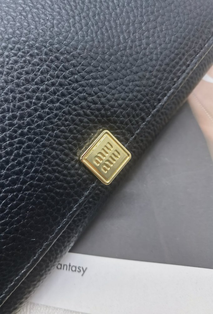 日本未入荷 ミュウミュウ n級品 長財布