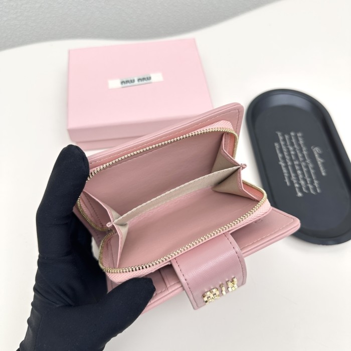 日本未入荷 ミュウミュウ 激安偽物 短財布