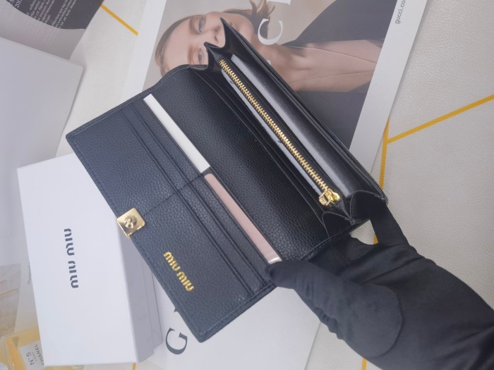 日本未入荷 ミュウミュウ n級品 長財布