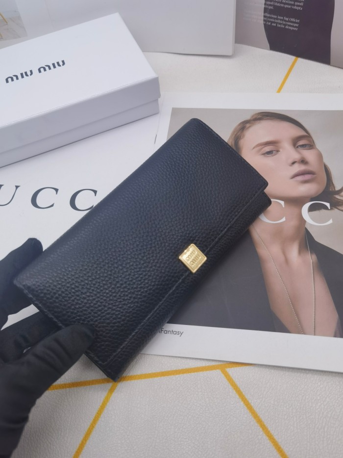 日本未入荷 ミュウミュウ n級品 長財布